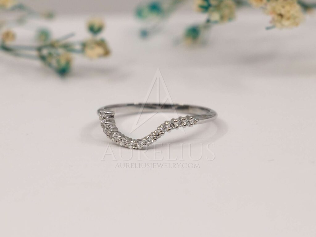 asymetrické diamant svatební prsten