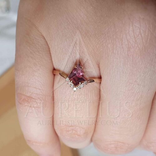 Zásnubní prsten s diamanty a růžovým turmalínem photo review