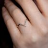 baguette svatební prsten na prstu