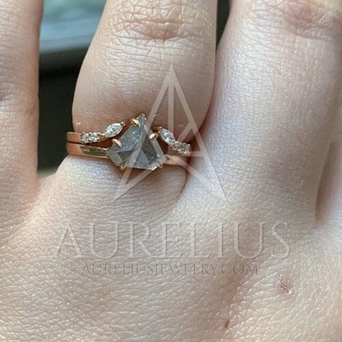 Bague de mariée bouclier en Diamant Sel et Poivre gris clair photo review