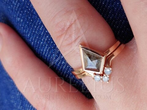 Ehering-Set mit einem geometrischen, braunen Drachenviereck-Salz-und-Pfeffer-Diamanten