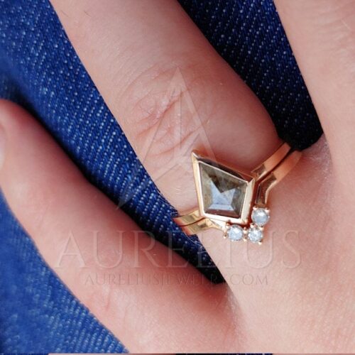 Ehering-Set mit einem geometrischen, braunen Drachenviereck-Salz-und-Pfeffer-Diamanten photo review