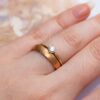 brillante anillo de diamantes de boda conjunto en el dedo