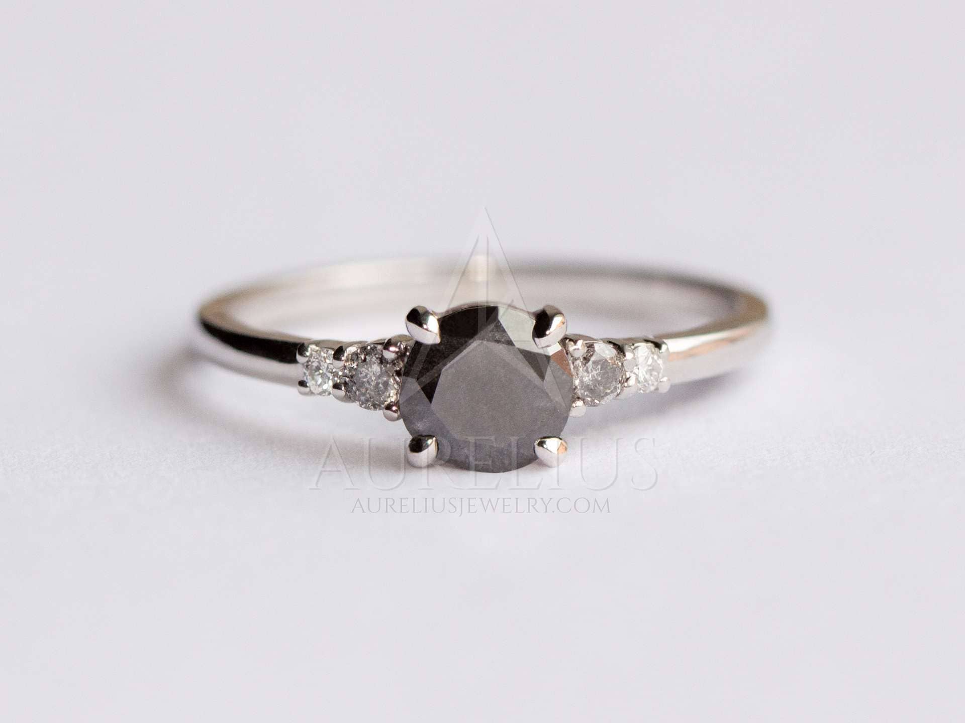 pómulo Desviación Desfiladero Anillo de Compromiso de Diamante Negro Ombré - Aurelius Jewelry