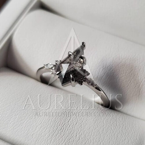 Bague de fiançailles avec Diamants Sel et Poivre en forme de cerf-volant allongé avec Diamants latéraux de taille marquise photo review