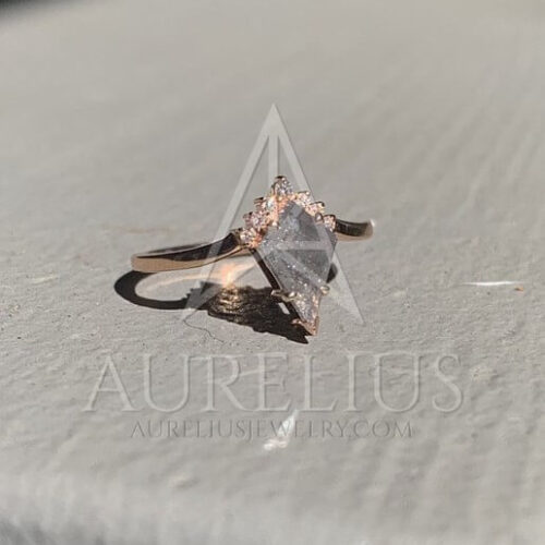 Bague de fiançailles en forme V avec kite Diamant Sel et Poivre photo review