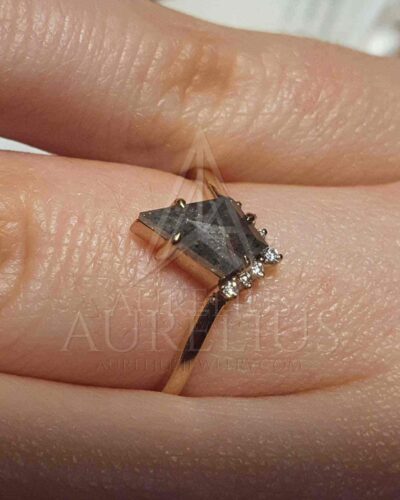 Bague de fiançailles en forme V avec kite Diamant Sel et Poivre photo review