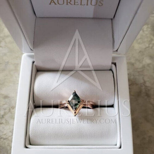 Conjunto de Anillos de Ágata Musgo Romboidal y Diamante con Alianza de Boda en forma de V photo review