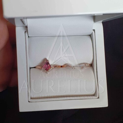 Bague de fiançailles à Tourmaline rose kite et Diamant avec alliance à Diamant marquise ouverte photo review