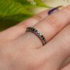 Černá diamant věčnost prsten na prstu