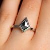 Černá drak diamant zásnubní prsten na prstu