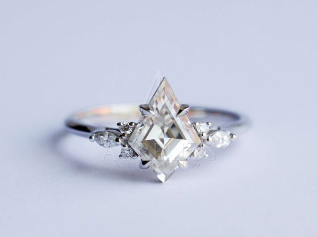 cometa moissanita vista lateral diamantes anillo de compromiso