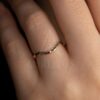 curvo anillo de boda en el dedo