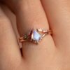 diamant a měsíční kámen otevřeno svatební prsten na prstu
