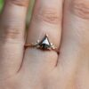 diamante sal y pimienta con forma de cometa anillo en el dedo