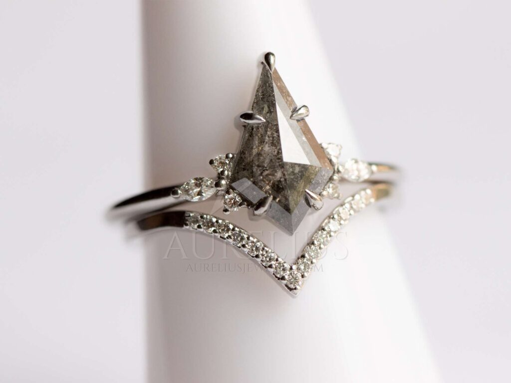 diamante sal y pimienta con forma de cometa conjunto de anillos
