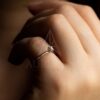 diminuto diamante crudo anillo en la mano