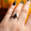 drak Černá onyx prsten na prstu