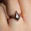 drak diamant list svatební prsten na prstu