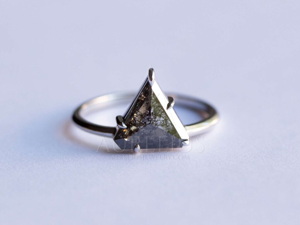 Dreieckig Schwarzer Diamant Ring