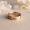 dva povrch svatební prsten