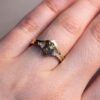 en forma de v anillo de boda cheurón con hexágono diamante