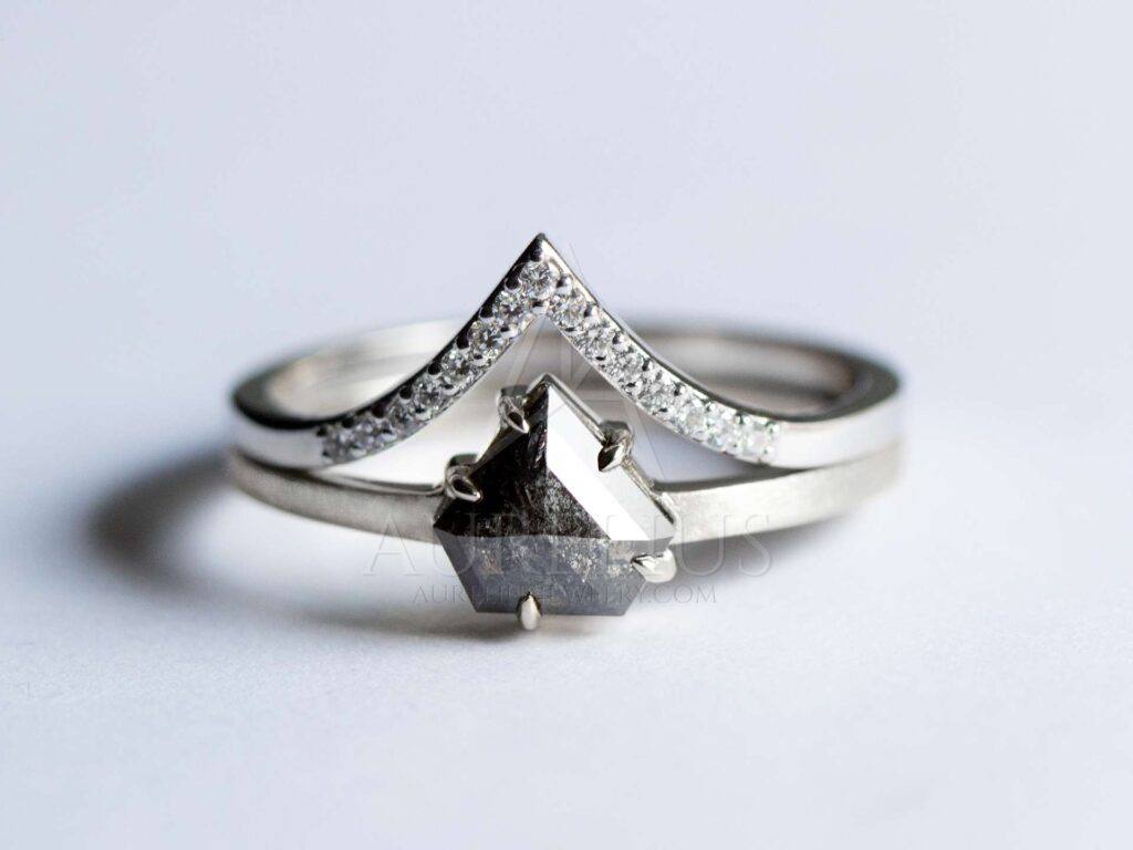 escudo sal y pimienta diamante conjunto de anillos cheurón banda
