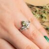 floral anillo de boda conjunto en la mano