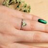 floral anillo de compromiso en la mano
