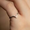 gehämmert v Ringband Hochzeitsring am Finger