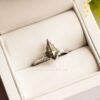 geométrico anillo de diamantes en caja