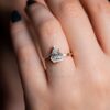 geométrico moissanita anillo en el dedo