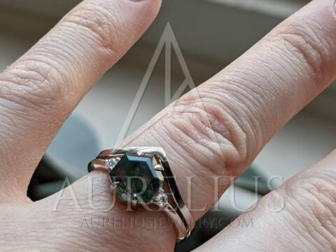 Snubní prsten Verona s mechovým achátem zdobený diamanty a snubní prsten s diamantovým zdobením