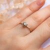 gris anillo de diamantes en la mano