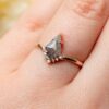 gris diamante con forma de anillo con forma de cometa en el dedo