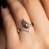 gris diamante conjunto de anillos en el dedo