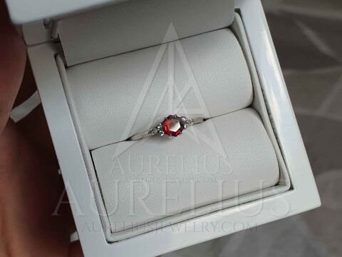Perfekter roter Granat in einer Verlobung sieht an diesem Ring sehr gut aus