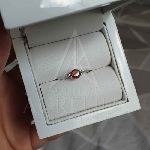 Perfekter roter Granat in einer Verlobung sieht an diesem Ring sehr gut aus