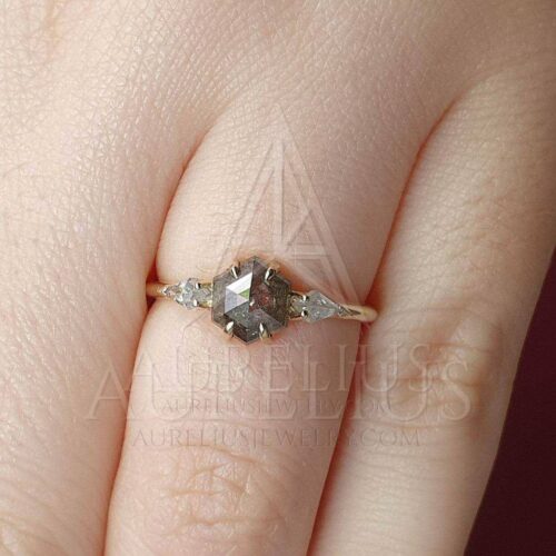 Anillo de Compromiso Hexagonal y Cometa de Diamante de Tres Piedras photo review