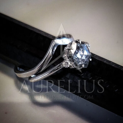 Anillo de compromiso de diamante hexagonal con sal y pimienta y banda de chevron photo review