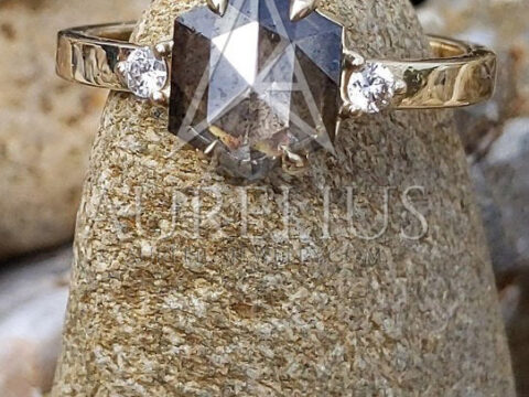testimonio para el anillo de compromiso de diamantes de sal y pimienta de aurelius jewelry