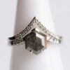 hexágono sal y pimienta diamante pave anillo de boda conjunto
