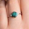 hexágono turquesa anillo de diamantes en el dedo