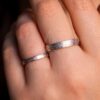 horizontálně tloukl svatební prsten na prstu