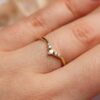 hruškový diamant svatební prsten na prstu