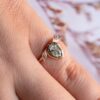 hruškový diamant zásnubní prsten na prstu