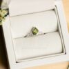 hruškový peridot diamant prsten v šperky krabice