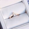 jednoduchý zlato svatební prsten v prsten krabice