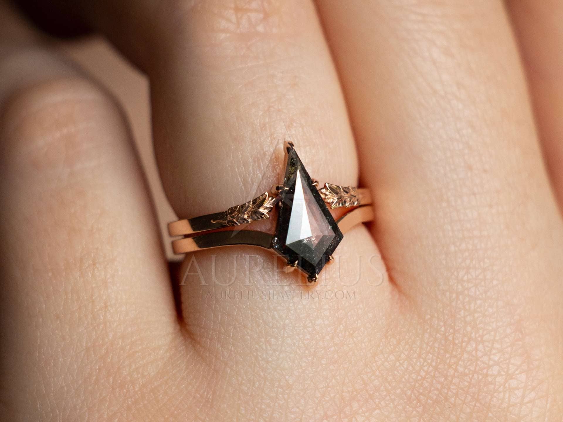 Kite Diamant Blatt Eheringband am Finger