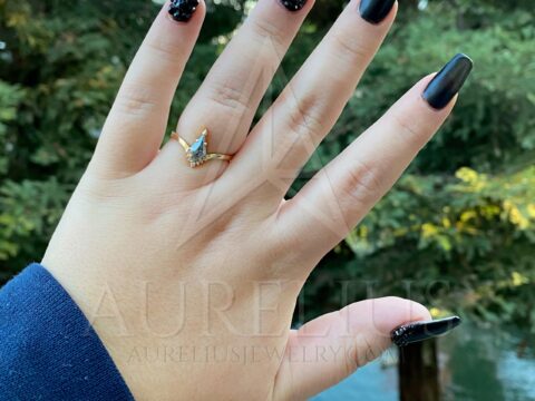 Zásnubní prsten se Salt and Pepper diamantem a snubní prsten zdobený otevřenými markýzovými diamanty